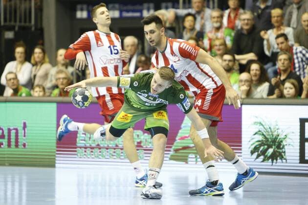vl Lukas Mertens (Magdeburg, 22), Vladyslav Donstov (Minsk, 44) Zweikampf, Duell, Kampf, tackle, Handball, EHC Cup, SC Magdeburg - SKA Minsk,