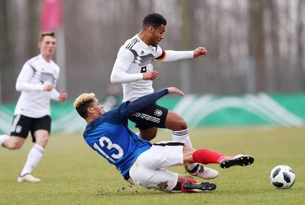 Deutschland - Frankreich Fussball U18 Laenderspiel Markranstädt, 26.03.2018, Stadion am Bad, Fussball, U18 Länderspiel , BR Deutschland (GER) vs. Frankreich (FRA) , im Bild v.l.: Valentin Gendrey (13, FRA) und Manuel Mbom (8, GER, Bremen). ,