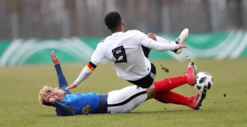 Deutschland - Frankreich Fussball U18 Laenderspiel Markranstädt, 26.03.2018, Stadion am Bad, Fussball, U18 Länderspiel , BR Deutschland (GER) vs. Frankreich (FRA) , im Bild v.l.: Valentin Gendrey (13, FRA) und Manuel Mbom (8, GER, Bremen). ,
