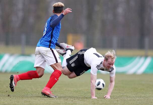 Deutschland - Frankreich Fussball U18 Laenderspiel Markranstädt, 26.03.2018, Stadion am Bad, Fussball, U18 Länderspiel , BR Deutschland (GER) vs. Frankreich (FRA) , im Bild v.l.: Valentin Gendrey (13, FRA) und Dennis Jastrzembski (11, GER, Hertha). ,