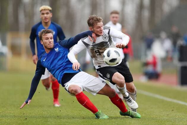 Deutschland - Frankreich Fussball U18 Laenderspiel Markranstädt, 26.03.2018, Stadion am Bad, Fussball, U18 Länderspiel , BR Deutschland (GER) vs. Frankreich (FRA) , im Bild v.l.: Clement Vidal (12, FRA) und Eric Hottmann (19, GER, Stuttgart). ,