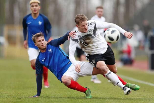 Deutschland - Frankreich Fussball U18 Laenderspiel Markranstädt, 26.03.2018, Stadion am Bad, Fussball, U18 Länderspiel , BR Deutschland (GER) vs. Frankreich (FRA) , im Bild v.l.: Clement Vidal (12, FRA) und Eric Hottmann (19, GER, Stuttgart). ,