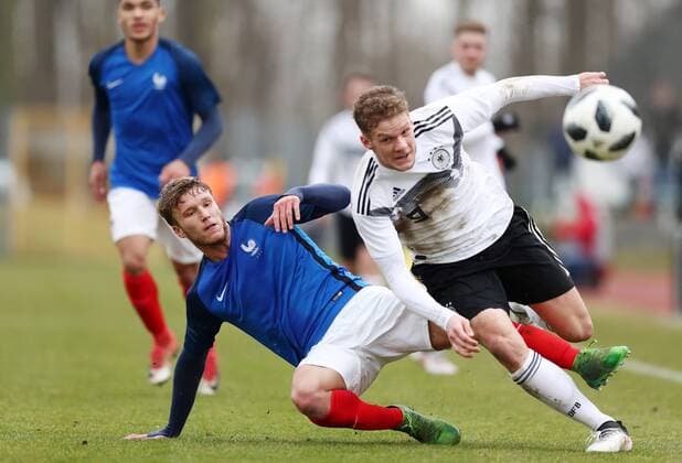 Deutschland - Frankreich Fussball U18 Laenderspiel Markranstädt, 26.03.2018, Stadion am Bad, Fussball, U18 Länderspiel , BR Deutschland (GER) vs. Frankreich (FRA) , im Bild v.l.: Clement Vidal (12, FRA) und Eric Hottmann (19, GER, Stuttgart). ,