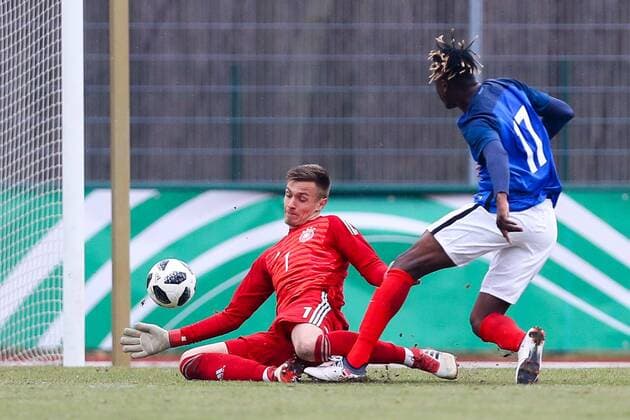 Deutschland - Frankreich Fussball U18 Laenderspiel Markranstädt, 26.03.2018, Stadion am Bad, Fussball, U18 Länderspiel , BR Deutschland (GER) vs. Frankreich (FRA) , Im Bild: Tor für Frankreich, Charles Abi (17, FRA) trifft zum 1:1 v.l.: Torwart Christian Früchtl (1, GER, B. München) und Charles Abi (17, FRA)