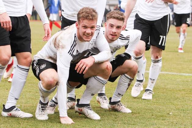 Deutschland - Frankreich Fussball U18 Laenderspiel Markranstädt, 26.03.2018, Stadion am Bad, Fussball, U18 Länderspiel , BR Deutschland (GER) vs. Frankreich (FRA) , Im Bild v.l.: Eric Hottmann (9, GER, Stuttgart) und David Lennart Phillipp (10, GER, Bremen) bejubeln das 1:0