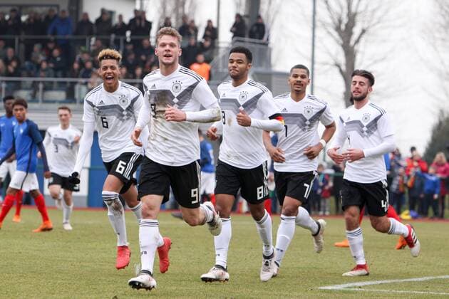 Deutschland - Frankreich Fussball U18 Laenderspiel Markranstädt, 26.03.2018, Stadion am Bad, Fussball, U18 Länderspiel , BR Deutschland (GER) vs. Frankreich (FRA) , Im Bild v.l.: Felix Nmecha (6, GER, Manchester City), Eric Hottmann (9, GER, Stuttgart), Manuel Mbom (8, GER, Bremen), Noah Awuku (7, GER, Kiel) und Jose E. Rios Alonso (4, GER, Stuttgart) bejubeln das 1:0