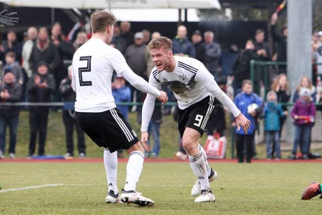 Deutschland - Frankreich Fussball U18 Laenderspiel Markranstädt, 26.03.2018, Stadion am Bad, Fussball, U18 Länderspiel , BR Deutschland (GER) vs. Frankreich (FRA) , Im Bild v.l.: Domink Becker (2, GER, 1. FC Köln) und Torschütze Eric Hottmann (9, GER, Stuttgart) bejubeln das 1:0