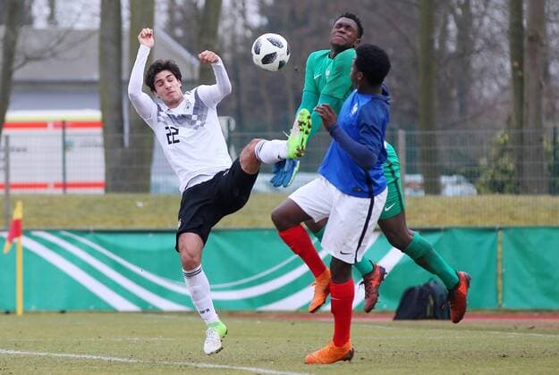 Deutschland - Frankreich Fussball U18 Laenderspiel Markranstädt, 26.03.2018, Stadion am Bad, Fussball, U18 Länderspiel , BR Deutschland (GER) vs. Frankreich (FRA) 2:4 (1:1) , im Bild v.l.: Elias Abouchabaka (22, GER, RB Leipzig), Torwart Yahia Fofana (16, FRA) und Bridge Ndilu (9, FRA). ,