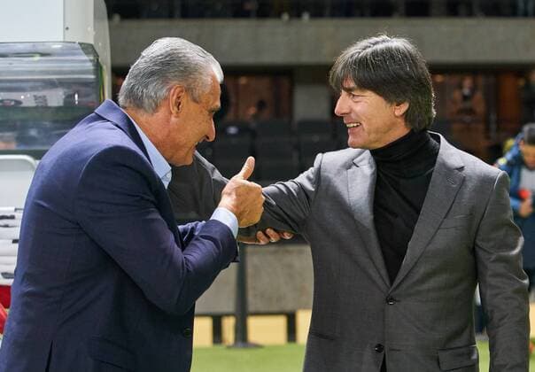 DFB Bundestrainer Joachim Jogi LOEW, LÖW umarmt TITE, Trainer Cheftrainer BrasilienSCHNEIDER, DFB Co-Trainer, Assistenztrainer Fairness, Kollegialitaet, Umarmung, Gratulation, gratulieren, fair DEUTSCHLAND - BRASILIEN 0-1 Testspiel zur WM Weltmeisterschaft Russland, Freundschaftsspiel, Deutsche Fussball Nationalmannschaft, DFB am 27.03.2018 in Berlin.