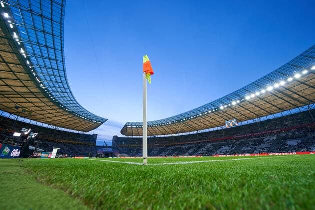 Olympia Stadion Berlin, Olympiastadion, Stadion, Fussballstadion, Tribuenen, Zuschauertribuene, Innenansicht, Architektur Rasen, innen, Arena, Eckball Ecke, Eckfahne DEUTSCHLAND - BRASILIEN 0-1 Testspiel zur WM Weltmeisterschaft Russland, Freundschaftsspiel, Deutsche Fussball Nationalmannschaft, DFB am 27.03.2018 in Berlin.