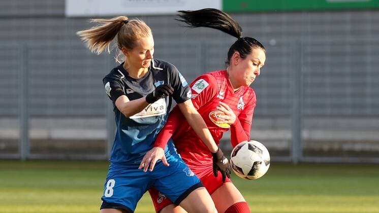 v.li.: Maximiliane Rall (TSG, 8), Peggy Nietgen (Köln, 21), Zweikampf, Spielszene, Duell, duel, tackle, tackling, Dynamik, Action, Aktion, Fussball, Allianz Frauen-Bundesliga, TSG 1899 Hoffenheim - 1. FC Köln,