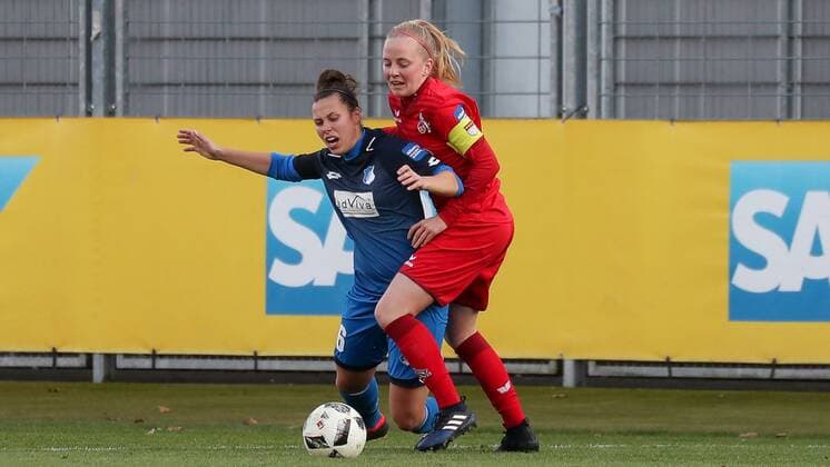 v.li.: Nicole Billa (TSG, 16), Anna Kirschbaum (Köln, 5), Zweikampf, Spielszene, Duell, duel, tackle, tackling, Dynamik, Action, Aktion, Fussball, Allianz Frauen-Bundesliga, TSG 1899 Hoffenheim - 1. FC Köln,