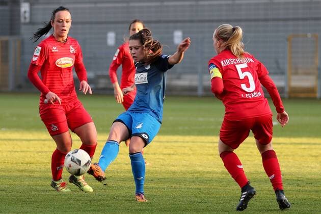 v.li.: Peggy Nietgen (Köln, 21), Isabella Hartig (TSG, 13), Anna Kirschbaum (Köln, 5), Aktion, Action, Spielszene, Fussball, Allianz Frauen-Bundesliga, TSG 1899 Hoffenheim - 1. FC Köln,