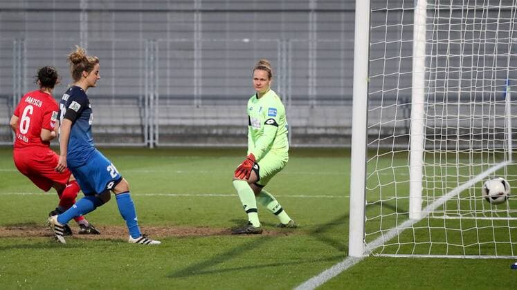v.li.: Kristina Bartsch (Köln, 6), Sophie Howard (TSG, 26), Friederike Abt (Torwart, TSG, 27), der Ball landet im Netz, Tor zum 0:1, Aktion, Action, Spielszene, Fussball, Allianz Frauen-Bundesliga, TSG 1899 Hoffenheim - 1. FC Köln,
