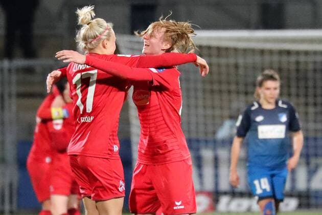 v.li.: Isabelle Linden (Bella Linden, Köln, 17), Meike Meßmer (Meike Messmer, Köln, 20), Jubel nach dem Schlusspfiff, Sieg, Sieger, Gewinner, jubelt, jubeln, Freude, optimistisch, Action, Aktion, Fussball, Allianz Frauen-Bundesliga, TSG 1899 Hoffenheim - 1. FC Köln,
