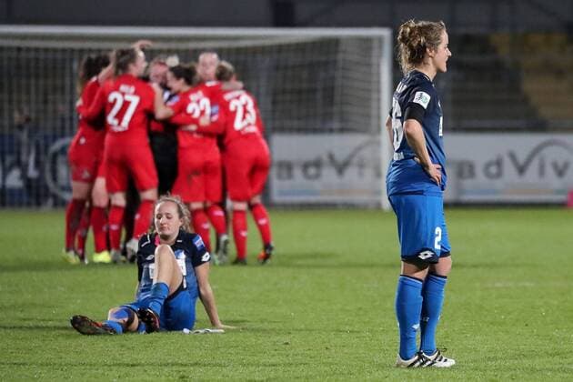 v.li.: Fabienne Dongus (TSG, 33), Sophie Howard (TSG, 26), enttäuscht über die Niederlage, Enttäuschung nach dem Schlusspfiff, Verlierer, verloren, Frustration, disappointed, pessimistisch, Fussball, Allianz Frauen-Bundesliga, TSG 1899 Hoffenheim - 1. FC Köln,