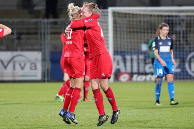 v.li.: Isabelle Linden (Bella Linden, Köln, 17), Meike Meßmer (Meike Messmer, Köln, 20), Jubel nach dem Schlusspfiff, Sieg, Sieger, Gewinner, jubelt, jubeln, Freude, optimistisch, Action, Aktion, Fussball, Allianz Frauen-Bundesliga, TSG 1899 Hoffenheim - 1. FC Köln,