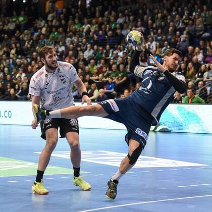 Handball, Herren, EHF-Pokal, Saison 2017 18, Gruppe B, Füchse Berlin - Lugi HF, Jakob Wickman-Modigh (Nr. 2, Lugi HF), Erik Schmidt (Nr. 28, Füchse Berlin), 01.04.18, Copyright: xMichaelxHundtx xMatthiasxKochx