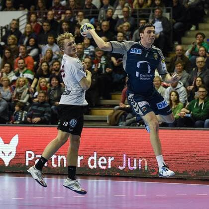 Handball, Herren, EHF-Pokal, Saison 2017 18, Gruppe B, Füchse Berlin - Lugi HF, Alfred Jönsson (Nr. 18, Lugi HF), Kevin Struck (Nr. 7, Füchse Berlin), 01.04.18, Copyright: xMichaelxHundtx xMatthiasxKochx