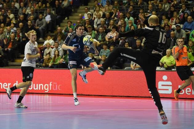 Bilder des Tages - SPORT Handball, Herren, EHF-Pokal, Saison 2017 18, Gruppe B, Füchse Berlin - Lugi HF, Alfred Jönsson (Nr. 18, Lugi HF), Kevin Struck (Nr. 7, Füchse Berlin), TW Oscar Jensen (Nr. 16, Lugi HF), 01.04.18, Copyright: xMichaelxHundtx xMatthiasxKochx