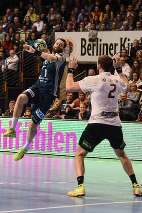 Handball, Herren, EHF-Pokal, Saison 2017 18, Gruppe B, Füchse Berlin - Lugi HF, Steffen Fäth (Nr. 23, Füchse Berlin), Jakob Wickman-Modigh (Nr. 2, Lugi HF), 01.04.18, Copyright: xMichaelxHundtx xMatthiasxKochx
