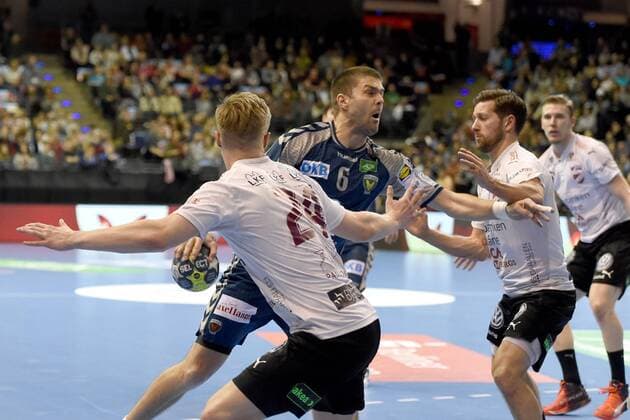 Handball, Herren, EHF-Pokal, Saison 2017 18, Gruppe B, Füchse Berlin - Lugi HF, Adam Tumba (Nr. 24, Lugi HF), Drago Vukovic (Nr. 6, Füchse Berlin), 01.04.18, Copyright: xMichaelxHundtx xMatthiasxKochx