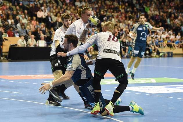 Handball, Herren, EHF-Pokal, Saison 2017 18, Gruppe B, Füchse Berlin - Lugi HF, Hampus Henningsson (Nr. 4, Lugi HF), Johan Koch (Nr. 77, Füchse Berlin), Hampus Jildenbäck (Nr. 10, Lugi HF), 01.04.18, Copyright: xMichaelxHundtx xMatthiasxKochx