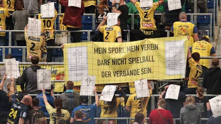 Die Fans der Rhein-Neckar Löwen setzen beim Abspielen der EHF-Hymne ein Zeichen, Plakat mit der Aufschrift: Mein Mein Verein, darf nicht Spielball der Verbände sein , Fans, Publikum, Zuschauer, Stimmung, Atmosphäre, Stadion, Protest, Kreuze, Handball, Champions League, Rhein-Neckar Löwen - PGE Vive Kielce,
