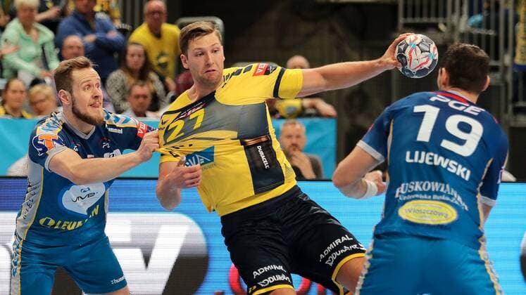 v.li.: Mateusz Jachlewski (Kielce, 15), Harald Reinkind (RNL, 27), Krzysztof Lijewski (Kielce, 19), Zweikampf, Spielszene, Duell, duel, tackle, tackling, Dynamik, Action, Aktion, Handball, Champions League, Rhein-Neckar Löwen - PGE Vive Kielce,