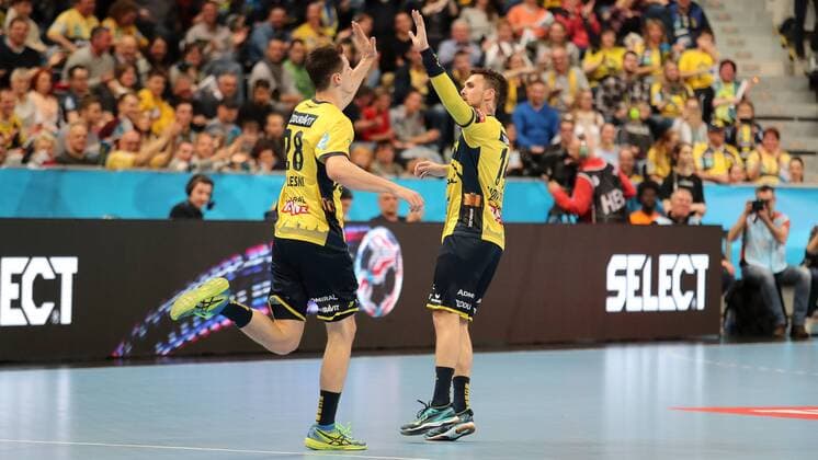 v.li.: Filip Taleski (RNL, 28), Bogdan Radivojevic (RNL, 14), jubeln über ein Tor, Jubel, Torjubel, Torerfolg, celebrate the goal, goal, celebration, Jubel ueber das Tor, optimistisch, Action, Aktion, Handball, Champions League, Rhein-Neckar Löwen - PGE Vive Kielce,