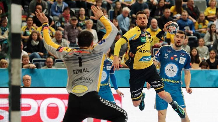 Themen der Woche - SPORT Bilder des Tages - SPORT v.li.: Slawomir Szmal (Torwart, Kielce, 1), Bogdan Radivojevic (RNL, 14), Michal Jurecki (Kielce, 5), Sprungwurf, beim Sprungwurf, Aktion, Action, Spielszene, Handball, Champions League, Rhein-Neckar Löwen - PGE Vive Kielce,