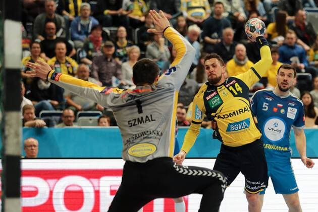 v.li.: Slawomir Szmal (Torwart, Kielce, 1), Bogdan Radivojevic (RNL, 14), Michal Jurecki (Kielce, 5), Sprungwurf, beim Sprungwurf, Aktion, Action, Spielszene, Handball, Champions League, Rhein-Neckar Löwen - PGE Vive Kielce,