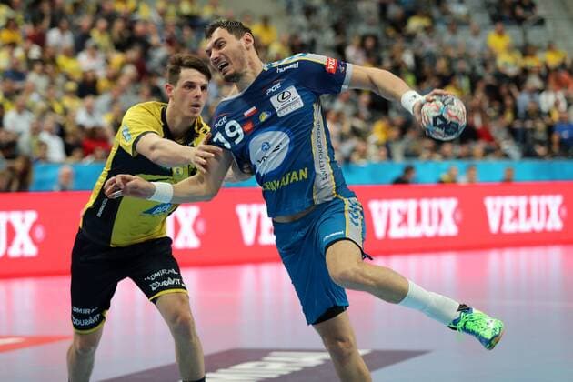 v.li.: Filip Taleski (RNL, 28), Krzysztof Lijewski (Kielce, 19), Zweikampf, Spielszene, Duell, duel, tackle, tackling, Dynamik, Action, Aktion, Handball, Champions League, Rhein-Neckar Löwen - PGE Vive Kielce,