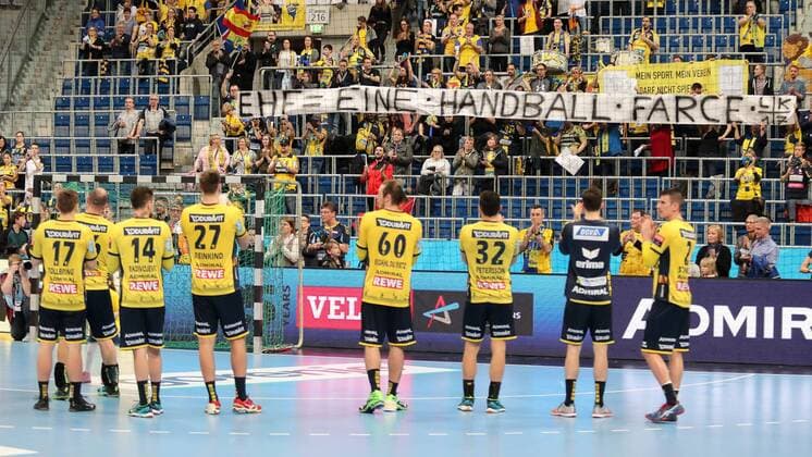 Bilder des Tages - SPORT Protest der Fans der Rhein-Neckar Löwen, ein Spruchband mit der Aufschrift: EHF = Eine Handball Farce , Aktion gegen den Verband EHF, Fans, Publikum, Zuschauer, Stimmung, Atmosphäre, Stadion, Handball, Champions League, Rhein-Neckar Löwen - PGE Vive Kielce,