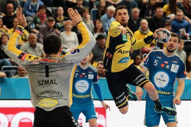 v.li.: Slawomir Szmal (Torwart, Kielce, 1), Bogdan Radivojevic (RNL, 14), Michal Jurecki (Kielce, 5), Sprungwurf von außen, Torwurf, beim Sprungwurf, Action, Aktion, Handball, Champions League, Rhein-Neckar Löwen - PGE Vive Kielce,