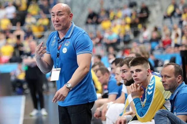 Talant Dujshebaev (Trainer, Cheftrainer, KS Kielce), gibt Anweisungen, gestikuliert, mit den Armen gestikulieren, gives instructions, gesticulate, Einzelbild, Aktion, Action, am Spielfeldrand, an der Seitenauslinie, Handball, Champions League, Rhein-Neckar Löwen - PGE Vive Kielce,