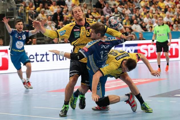 v.li.: Kim Ekdahl du Rietz (RNL, 60), Julen Aguinagalde Akizu (Kielce, 13), Filip Taleski (RNL, 28), Zweikampf, Spielszene, Duell, duel, tackle, tackling, Dynamik, Action, Aktion, Handball, Champions League, Rhein-Neckar Löwen - PGE Vive Kielce,