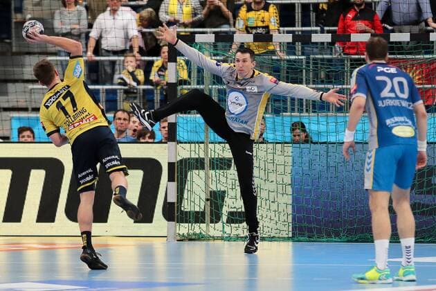 v.li.: Jerry Tollbring (RNL, 17), Slawomir Szmal (Torwart, Kielce, 1), Mariusz Jurkiewicz (Kielce, 20), Siebenmeter, 7-Meter, Strafwurf, Aktion, Action, Spielszene, Handball, Champions League, Rhein-Neckar Löwen - PGE Vive Kielce,