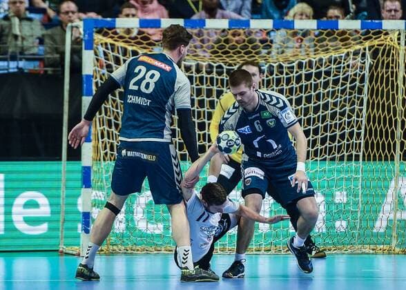 Handball, Herren, EHF-Pokal, Saison 2017 18, Gruppe B, Füchse Berlin - Lugi HF, Erik Schmidt (Nr. 28, Füchse Berlin), Anders Hallberg (Nr. 11, Lugi HF), Drago Vukovic (Nr. 6, Füchse Berlin), 01.04.18, Copyright: xMichaelxHundtx xMatthiasxKochx