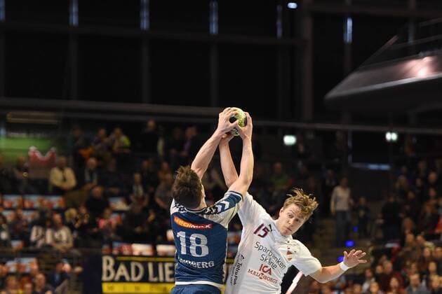 Handball, Herren, EHF-Pokal, Saison 2017 18, Gruppe B, Füchse Berlin - Lugi HF, Hans Lindberg (Nr. 18, Füchse Berlin), Lucas Pellas (Nr. 15, Lugi HF), 01.04.18, Copyright: xMichaelxHundtx xMatthiasxKochx