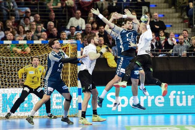 Handball, Herren, EHF-Pokal, Saison 2017 18, Gruppe B, Füchse Berlin - Lugi HF, TW Petr Stochl (Nr. 71, Füchse Berlin), Erik Schmidt (Nr. 28, Füchse Berlin), Jakob Wickman-Modigh (Nr. 2, Lugi HF), Jakov Gojun (Nr. 10, Füchse Berlin), Hampus Jildenbäck (Nr. 10, Lugi HF), 01.04.18, Copyright: xMichaelxHundtx xMatthiasxKochx