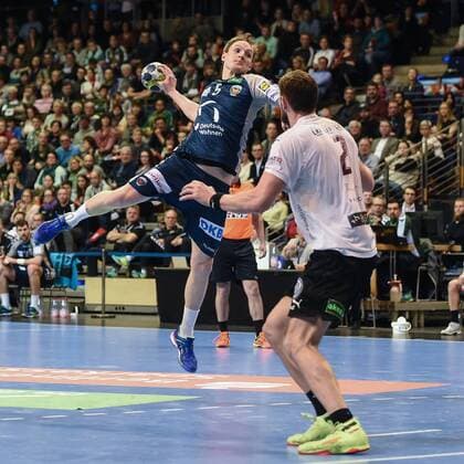 Handball, Herren, EHF-Pokal, Saison 2017 18, Gruppe B, Füchse Berlin - Lugi HF, Oliver Milde (Nr. 5, Füchse Berlin), Jakob Wickman-Modigh (Nr. 2, Lugi HF), 01.04.18, Copyright: xMichaelxHundtx xMatthiasxKochx
