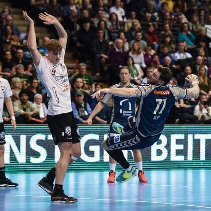 Handball, Herren, EHF-Pokal, Saison 2017 18, Gruppe B, Füchse Berlin - Lugi HF, Karl Wallinius (Nr. 9, Lugi HF), Johan Koch (Nr. 77, Füchse Berlin), 01.04.18, Copyright: xMichaelxHundtx xMatthiasxKochx