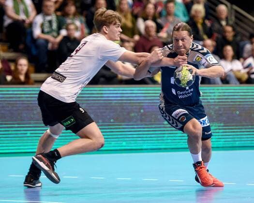 Handball, Herren, EHF-Pokal, Saison 2017 18, Gruppe B, Füchse Berlin - Lugi HF, Karl Wallinius (Nr. 9, Lugi HF), Mattias Zachrisson (Nr. 21, Füchse Berlin), 01.04.18, Copyright: xMichaelxHundtx xMatthiasxKochx