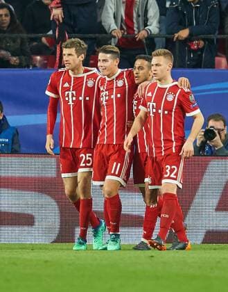 Thiago ALCANTARA, FCB 6 Torschuss, schiesst das Tor zum 1-2 Torjubel, Jubel nach dem Tor mit Joshua KIMMICH, FCB 32 Thomas MUELLER, MÜLLER, FCB 25 James RODRIGUEZ, FCB 11 FC SEVILLA - FC BAYERN MUENCHEN Viertelfinale Hinspiel, Fussball UEFA Champions League, Sevilla, Spanien 03.04.2018 CL Saison 2017 2018, FCB,