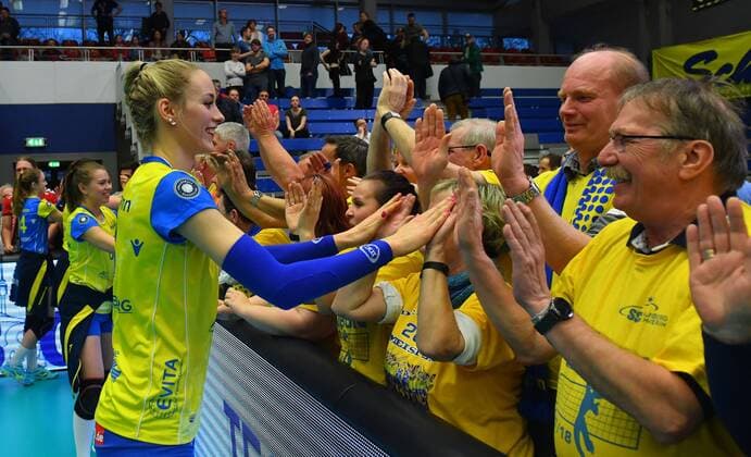 Louisa Lippmann (Schwerin) klatscht mit den mitgereisten Fans ab, Dresdner SC gegen SSC Palmberg Schwerin, Volleyball, 1. Bundesliga Frauen, 1. Liga, Play-off-Halbfinale, Halbfinale, Play-offs, Playoffs, Margon Arena Dresden Bodenbacher Straße, DSC, Saison 2017 2018, 03.04.2018,