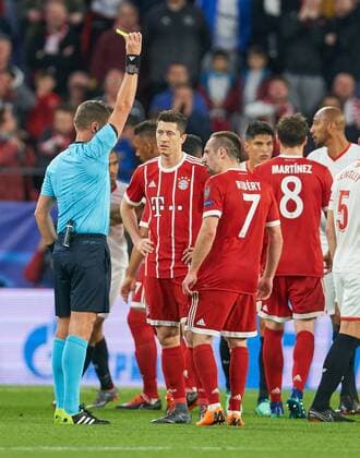 Hauptschiedsrichter Daniele ORSATO, ITA mit Pfeife, Gestik, zeigt, Schiri, Schiedsrichter, Einzelaktion zeigt die Gelbe Karte, Verwarnung Franck RIBERY, FCB 7 , Robert LEWANDOWSKI, FCB 9 FC SEVILLA - FC BAYERN MUENCHEN 1-2 Viertelfinale Hinspiel, Fussball UEFA Champions League, Sevilla, Spanien 03.04.2018 CL Saison 2017 2018, FCB,