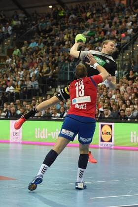 Handball, Herren, Länderspiel in Leipzig, Saison 2017 18, Deutschland - Serbien, Julius Kühn (Nr. 35, Deutschland), Zivan Pesic (Nr. 13, Serbien), 04.04.18, Copyright: xMichaelxHundtx xMatthiasxKochx