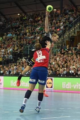 Handball, Herren, Länderspiel in Leipzig, Saison 2017 18, Deutschland - Serbien, Julius Kühn (Nr. 35, Deutschland), Zivan Pesic (Nr. 13, Serbien), 04.04.18, Copyright: xMichaelxHundtx xMatthiasxKochx