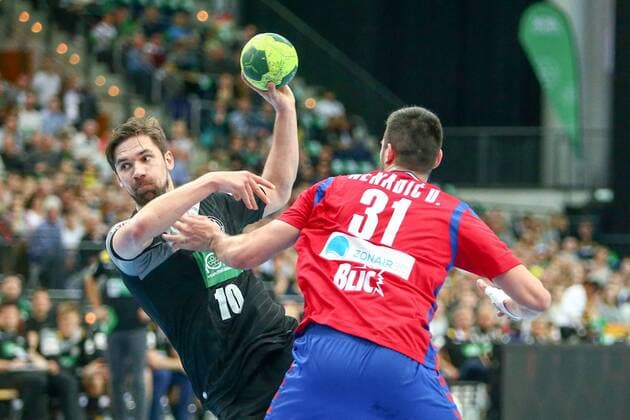 Deutschland - Serbien Handball Leipzig, 04.04.2018, Arena Leipzig, Handball, Länderspiel, Männer, Deutschland - Serbien , Im Bild v.l.: Fabian Wiede (10, Deutschland) und Drasko Nenadic (31, Serbien) ,